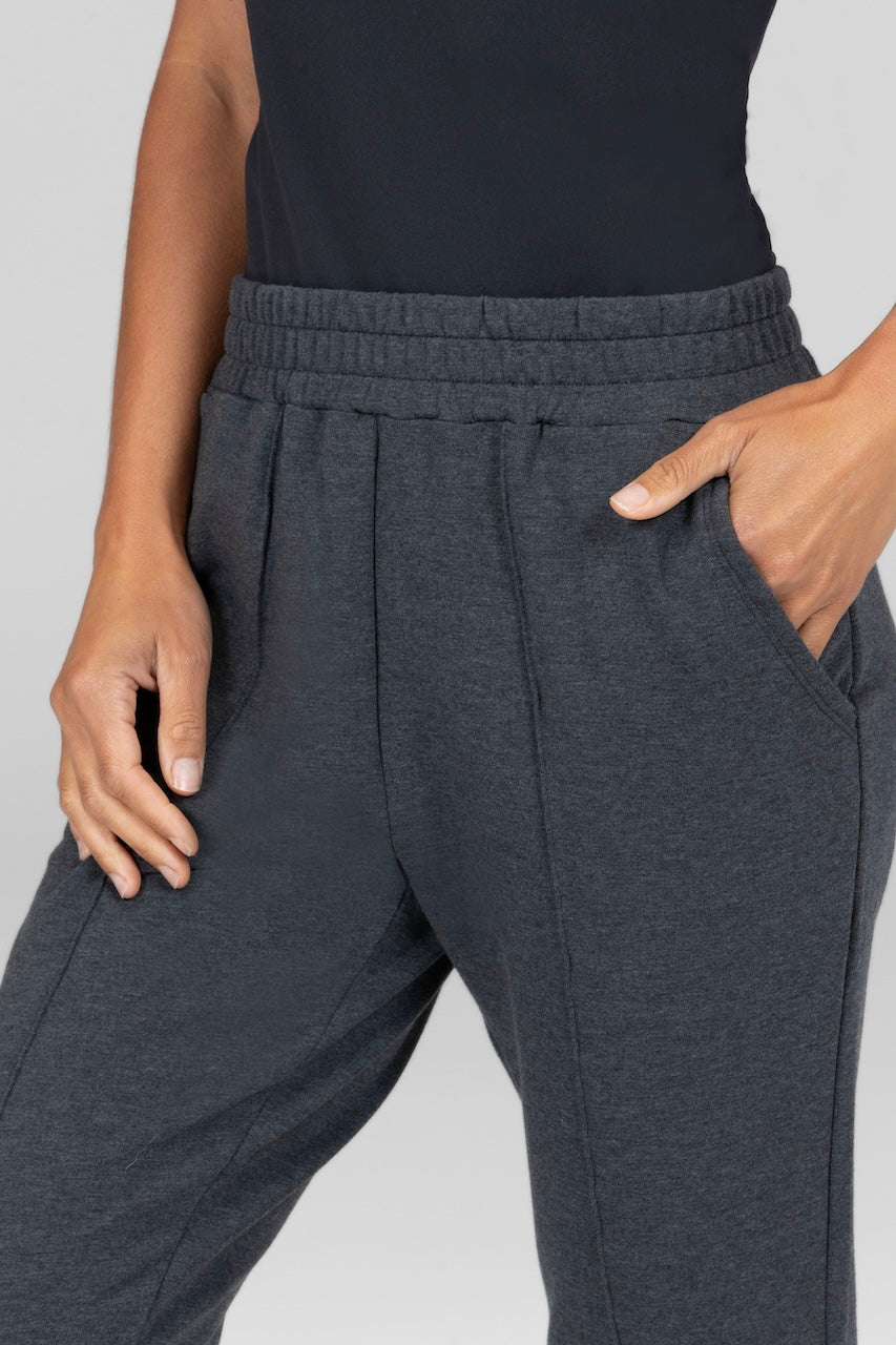 TRAVEL PINTUCK JOGGER: CHARCOAL HEATHER